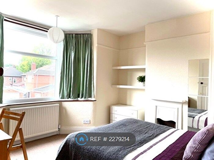 4 Bedroom Semi-Detached House To Rent In Handforth Grove, Manchester, M13