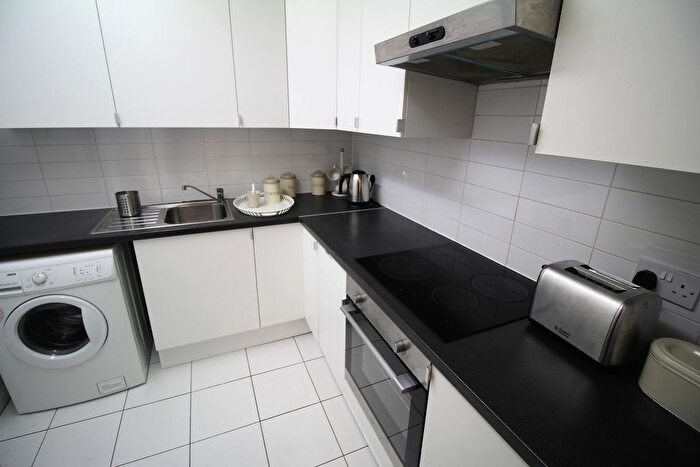 2 Bedroom Flat To Rent In Flat, Kelso Road, LS2
