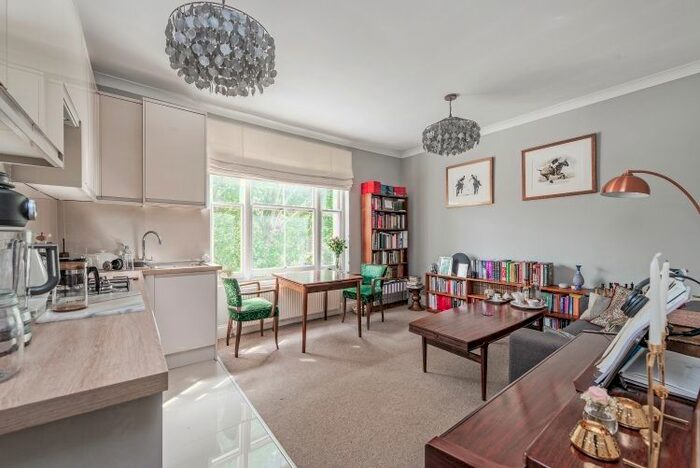 2 Bedroom Flat To Rent In Russell Road, London, W14