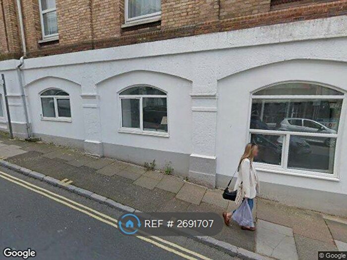 2 Bedroom Flat To Rent In Albert Court, Torquay, TQ1