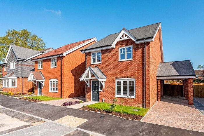 3 Bedroom Link Detached House For Sale In The Meadow, Swallowfield, RG7