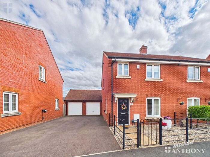 3 Bedroom Semi-detached House For Sale In President Road, Berryfields, HP18