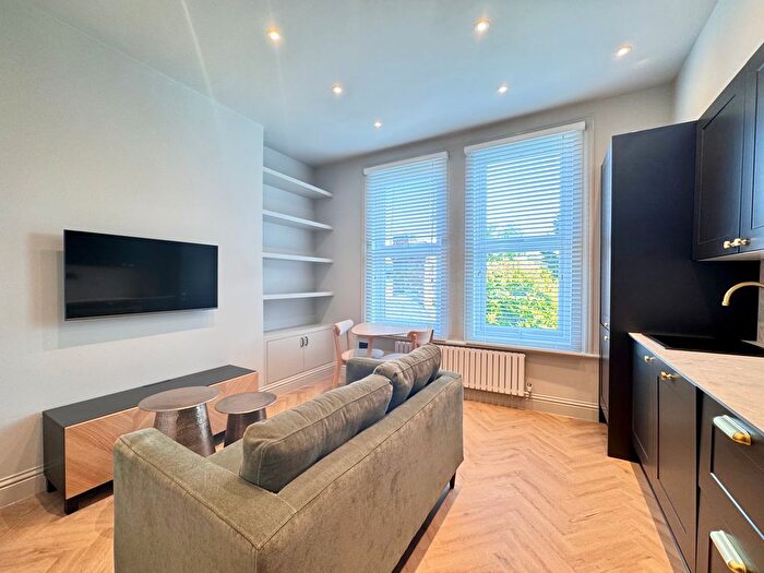 2 Bedroom Flat To Rent In Finchley Lane, Hendon, NW4