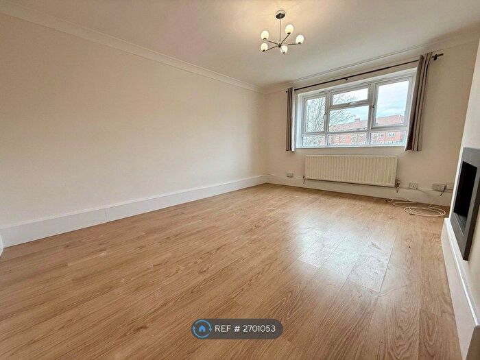 2 Bedroom Flat To Rent In Poplar Court, London, SW19