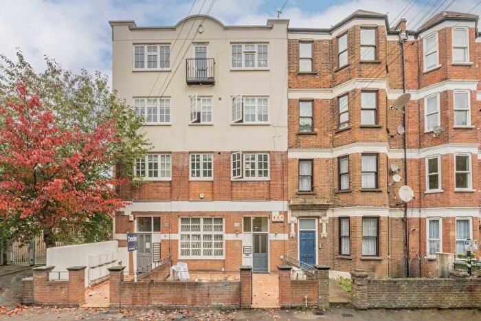 3 Bedroom Flat To Rent In Brighton Terrace, London, SW9