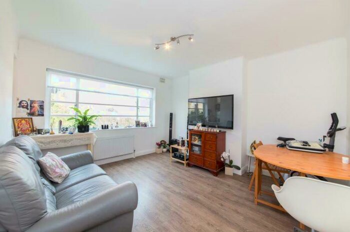 2 Bedroom Flat To Rent In Denison Close, Hampstead Garden Suburb, N2