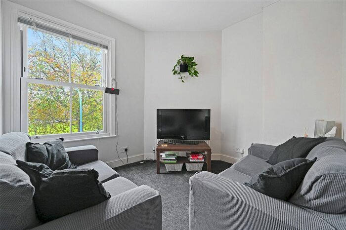 3 Bedroom Flat To Rent In Uxbridge Road, Shepherds Bush, London W12