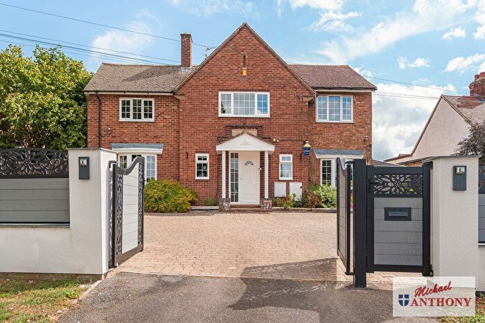 4 Bedroom Detached House For Sale In Puxley Road, Deanshanger, Milton Keynes, MK19