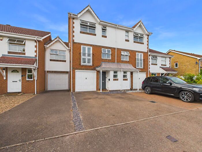 3 Bedroom House For Sale In Danesfield Close, Walton-On-Thames, KT12