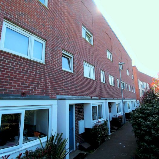 5 Bedroom House To Rent In Aviation Avenue, Hatfield, AL10