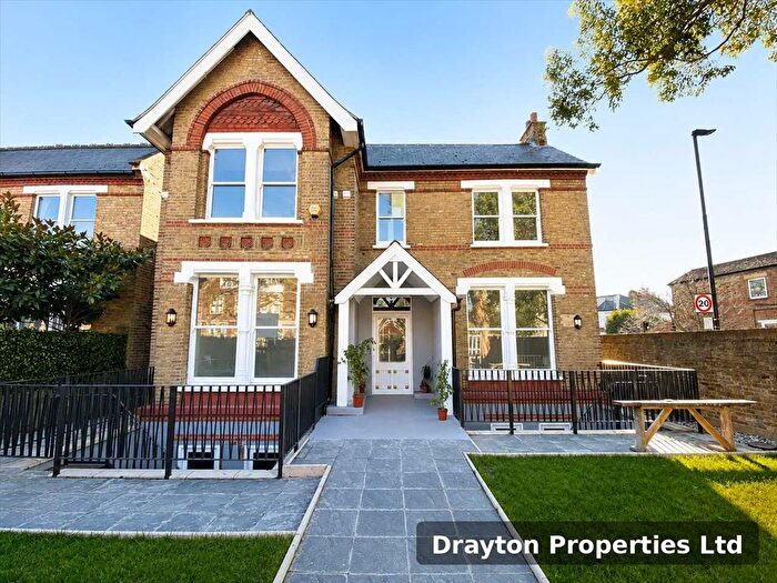 3 Bedroom Flat To Rent In Castlebar Road, Ealing, W5