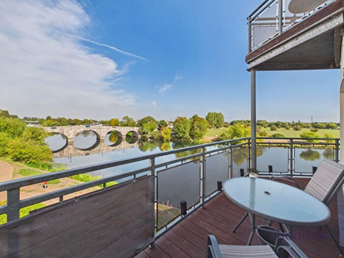 2 Bedroom Apartment For Sale In Chertsey, Surrey, KT16