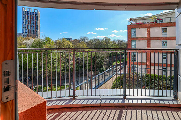2 Bedroom Apartment To Rent In Broad Weir, Bristol, BS1