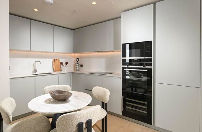 2 Bedroom Flat For Sale In South Quay Plaza, Canary Wharf, E14