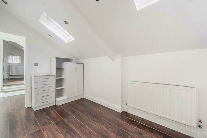 3 Bedroom Flat To Rent In Gunter Grove, Chelsea, London, SW10