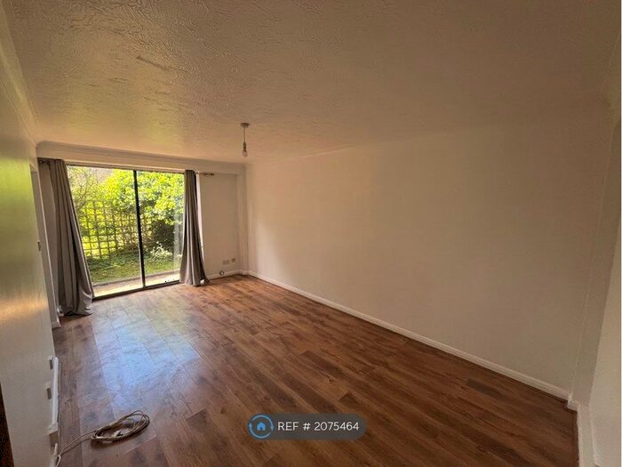 1 Bedroom Flat To Rent In Napier Court West, Southend-On-Sea, SS1