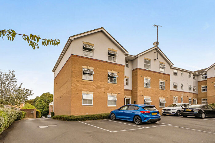 2 Bedroom Apartment For Sale In Elm Park, Reading, Berkshire, RG30