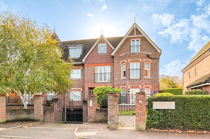 2 Bedroom Flat To Rent In Oatlands Chase, Weybridge, KT13