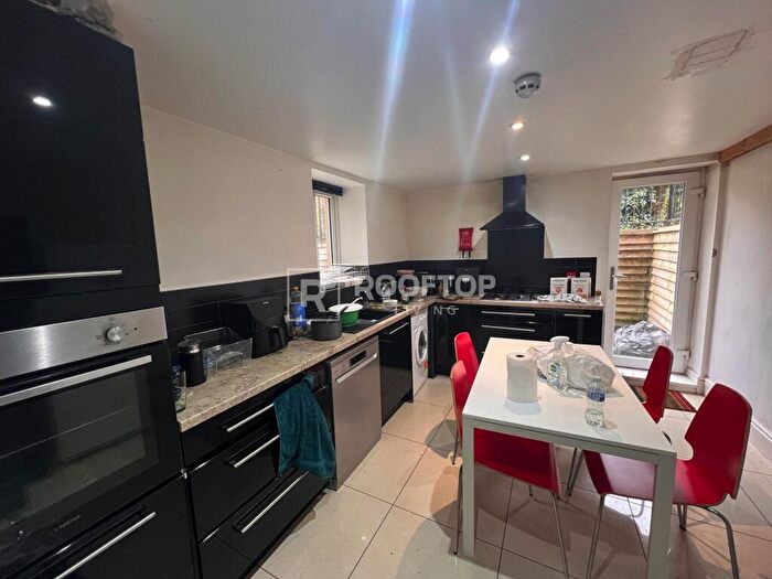 4 Bedroom House To Rent In Regent Park Avenue, Leeds, LS6