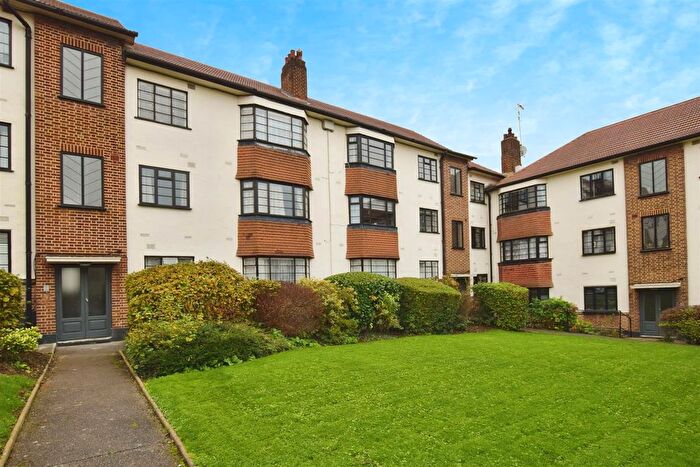 2 Bedroom Flat To Rent In The Lindens, Friern Park, London, N12
