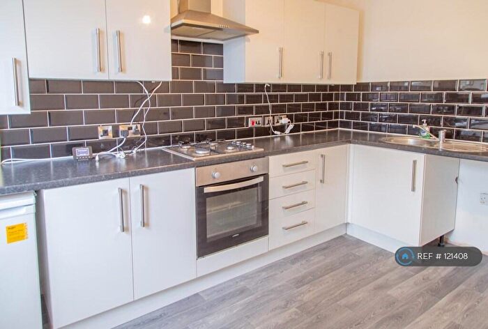 2 Bedroom Flat To Rent In Manchester, Manchester, M24