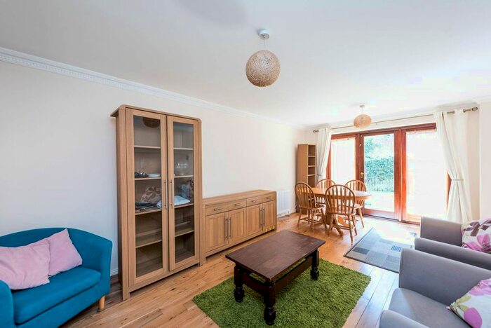 2 Bedroom Flat To Rent In Bedser Close, Vauxhall, London, SE11