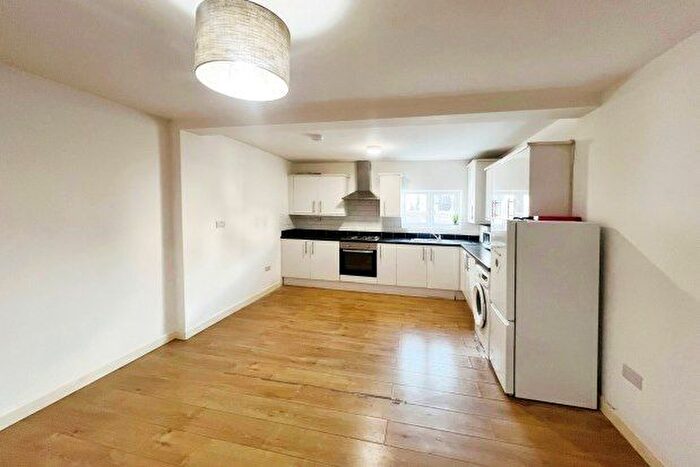 2 Bedroom Flat To Rent In Chapel Street, Woking, GU21