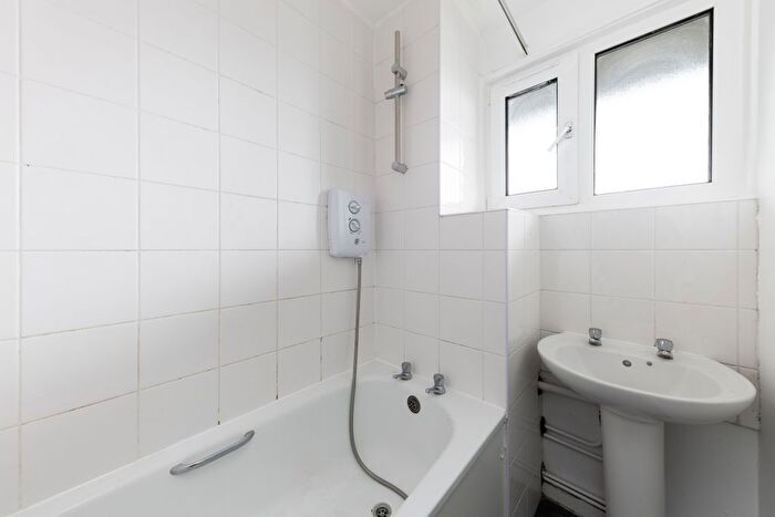 3 Bedroom Flat To Rent In Royal Street, London, SE1