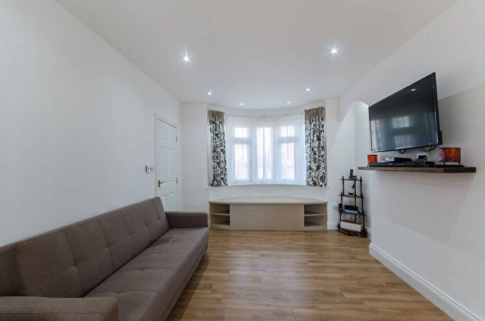 3 Bedroom Semi-Detached House To Rent In Dunster Drive, Kingsbury, London, NW9