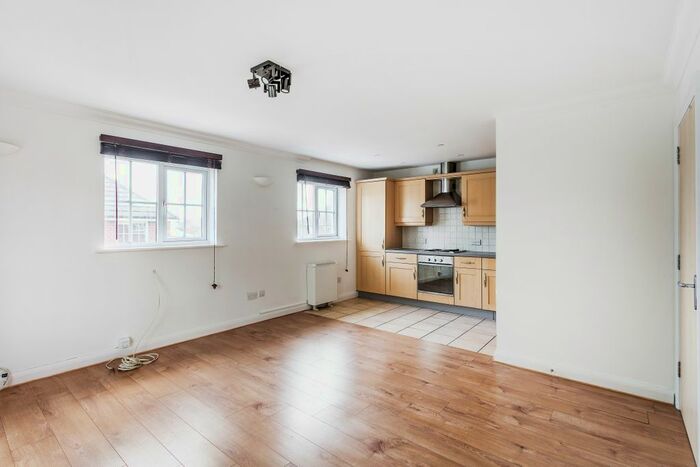 2 Bedroom Flat To Rent In Ref: Sm - Priestlands Close, Meath Green, RH6