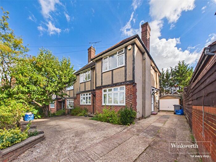 2 Bedroom Maisonette For Sale In Buck Lane, Kingsbury, NW9