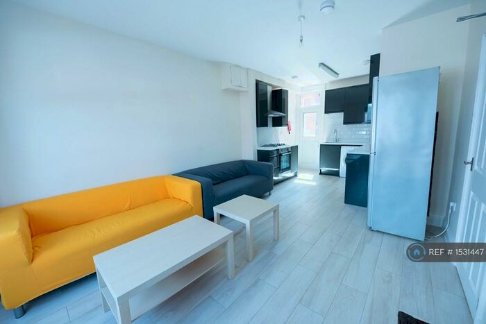 6 Bedroom Terraced House To Rent In Brighton Road, Reading, RG6