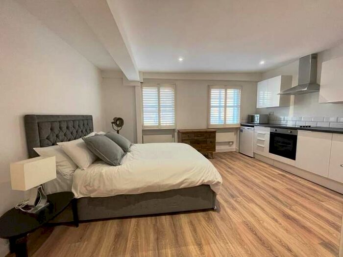 Flat To Rent In Goodge Street, W1T