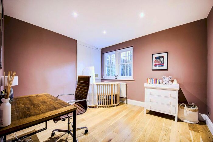 2 Bedroom Maisonette For Sale In Earls Court Square, Earls Court, London, SW5