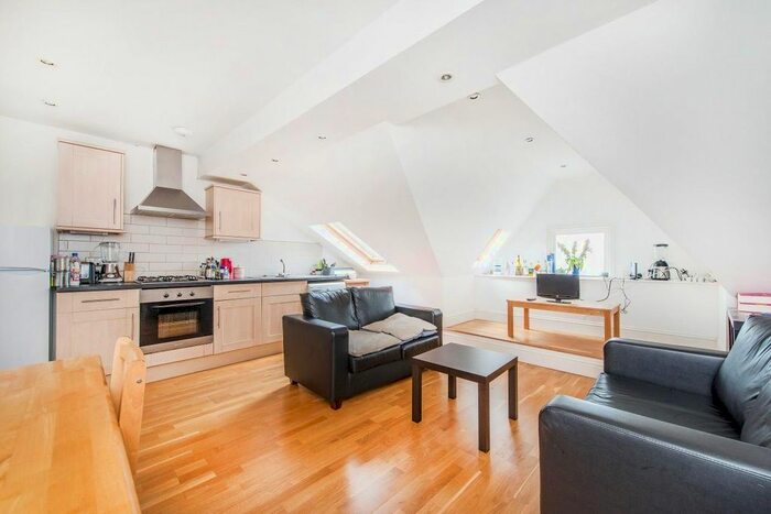 2 Bedroom Flat To Rent In Beechdale Road, London, SW2