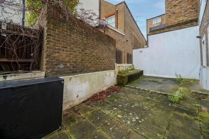 2 Bedroom Flat To Rent In Queens Grove, St John's Wood, London, NW8