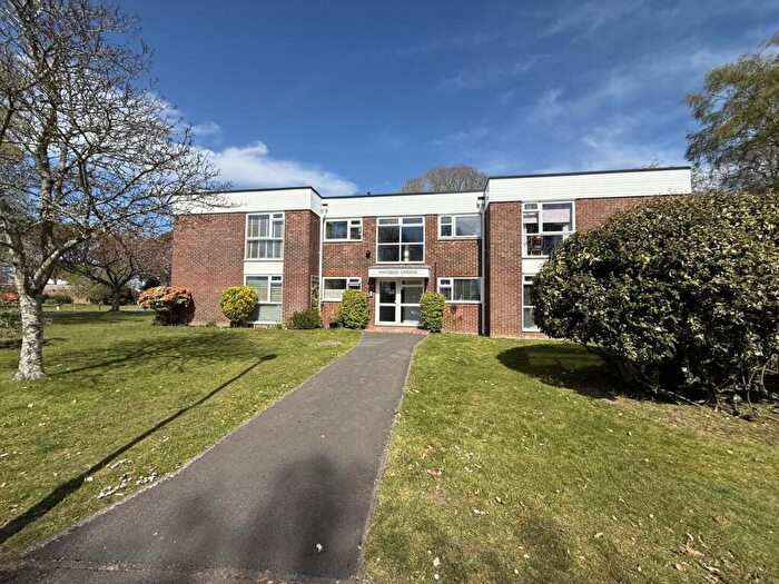 2 Bedroom Flat For Sale In Haslemere Avenue, Highcliffe On Sea, Christchurch, BH23