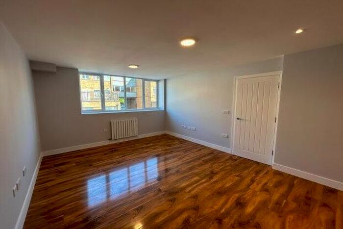 1 Bedroom Flat To Rent In - Queens Square, Crawley, RH10