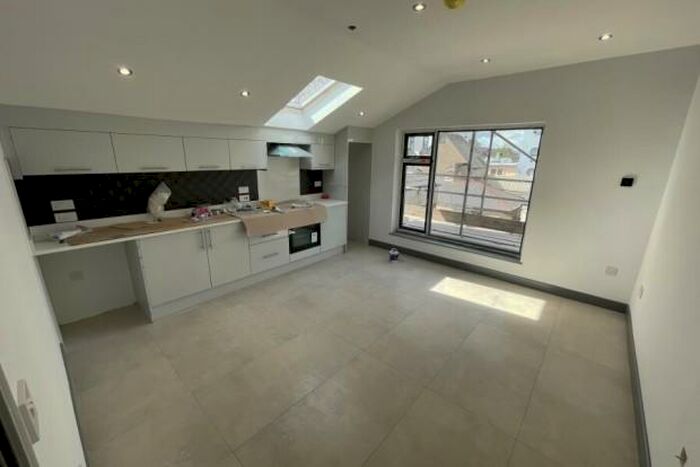 2 Bedroom Flat To Rent In Castle Lane - Cardiff, CF24