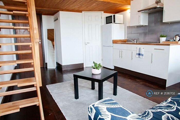 Studio To Rent In Hanover House, London, NW2