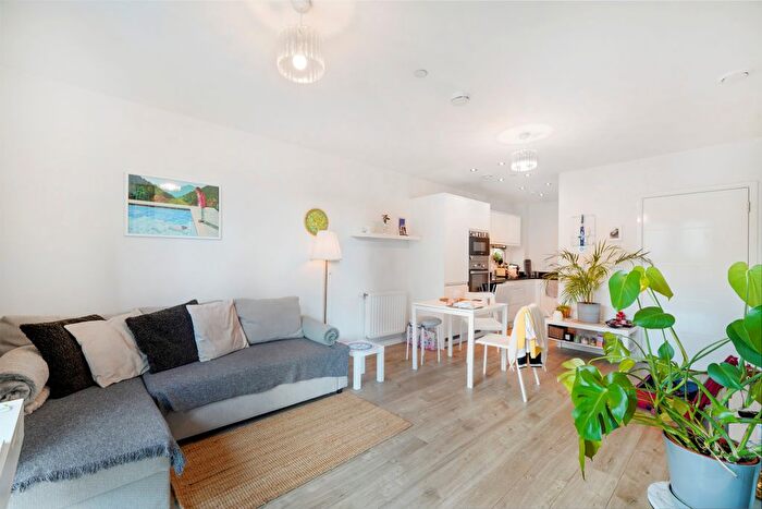 1 Bedroom Flat For Sale In Viscount House, Lakeside Drive, NW10