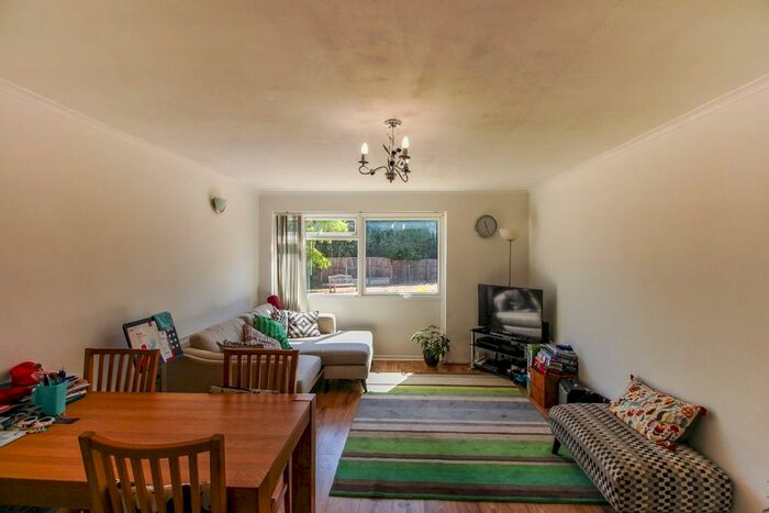 2 Bedroom Flat To Rent In Adamsrill Close, Enfield, EN1