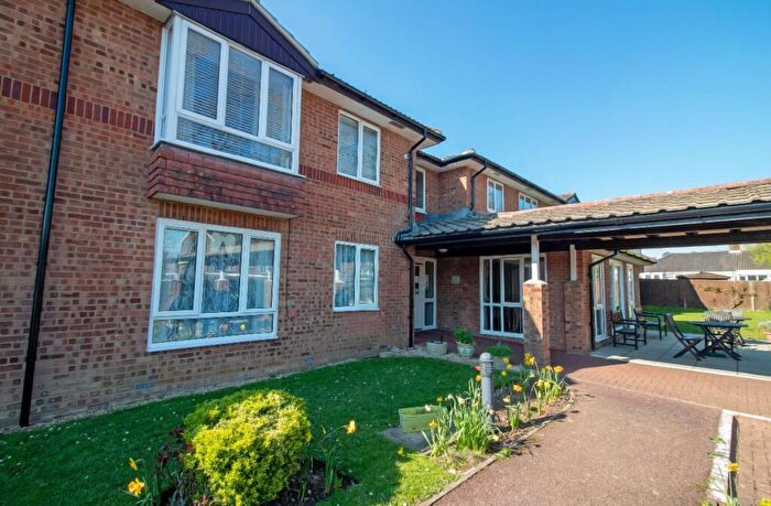 1 Bedroom Flat For Sale In Dene Court, Holman Close, Cowplain, PO8