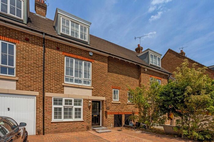 3 Bedroom House To Rent In Goodhall Close Stanmore, HA7