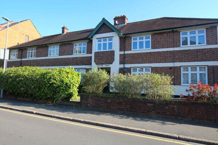 3 Bedroom Flat To Rent In Grove Crescent, Kingston Upon Thames, KT1