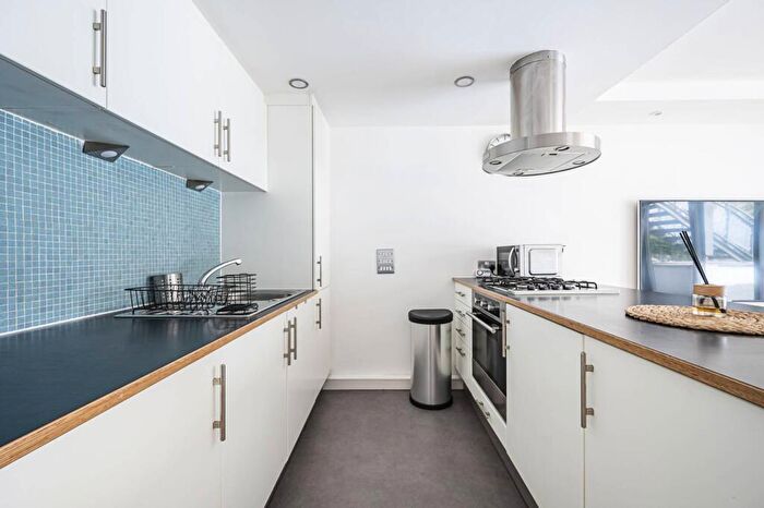 2 Bedroom Flat To Rent In Mile End Road, Whitechapel, London, E1