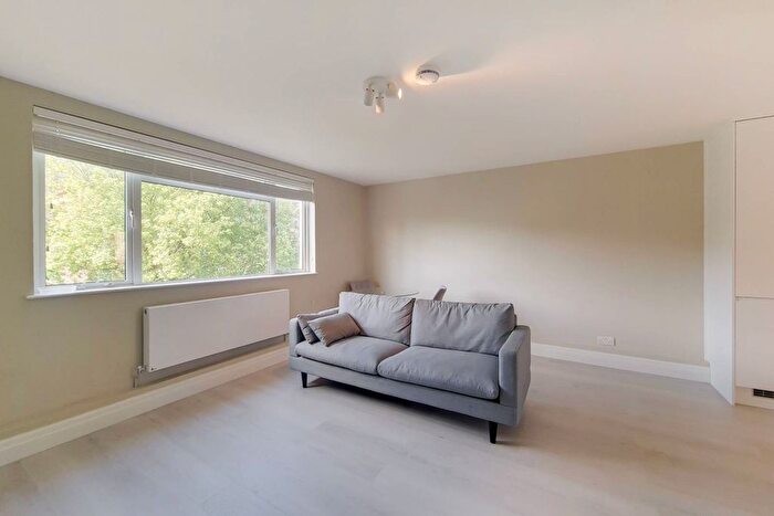 2 Bedroom Flat To Rent In Thorncroft Street, Vauxhall, London, SW8