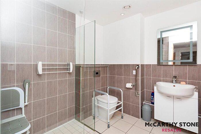 2 Bedroom Flat For Sale In Kings Place, Fleet Road, Fleet, GU51