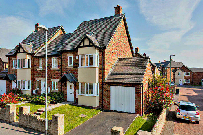 4 Bedroom End Of Terrace House To Rent In Parkinson Way, Leeds, LS20