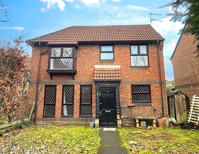 2 Bedroom Semi Detached House For Sale In Alexander Close, Barnet, EN4